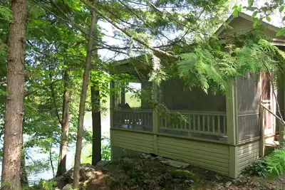 Image de Niché dans les pins, au bord du lac Champlain