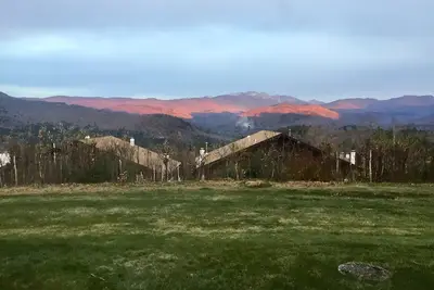 Image de StoryLand Condo avec vue imprenable, un emplacement central