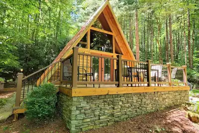 Image de A-Frame Log Cabin In The Woods! -Wifi, Hot Tub, Creek, Vues, Foyer!