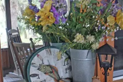 Image de Cette île n'est pas fantastique, juste fantastique. Belle cabine au bord de la rivière