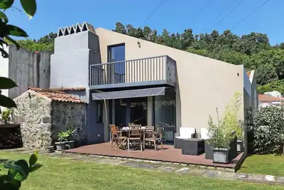 Image de Maison design avec jardin privé près des thermes