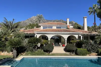 Image de Élégante villa lumineuse à Marbella Golden Mile avec de superbes vues sur la mer et la montagne