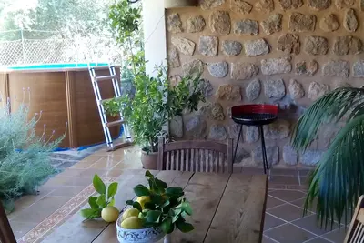 Image de maison en pierre avec piscine, salle de bains avec jakuzzi et Ă 5 minutes du centre-ville.