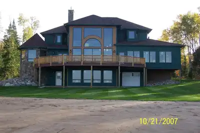 Image de Une maison au bord du lac que vous ne voudrez pas quitter