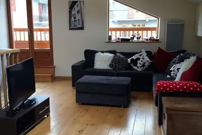 Image de Appartement duplex de luxe alpin moderne avec vue sur la montagne, poêle à bois et balcon