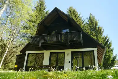 Image de chalet rustique dans la nature