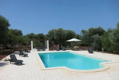 Image de Trulli magnifiquement rénové avec une superbe piscine (12m x 6m)