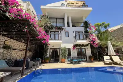 Villa de luxe, avec piscine privée, de beaux jardins avec une mer imprenable et M