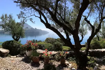 Image de Nisi. Une petite péninsule entourée de la mer.
