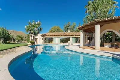 Image de Villa rustique, piscine privée et tennis. Wifi gratuit