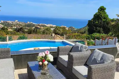 Image de Villa de luxe avec vue imprenable sur la mer en vedette sur Channel4 Homes par le Med