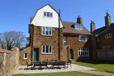 Image de Grande maison avec vue sur la mer, grand parking hors route, jardin clos avec terrasse