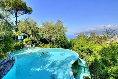 Image de Villino Clizia: Une villa romantique et accueillante de deux étages avec vue sur la mer et le golfe de Naples.