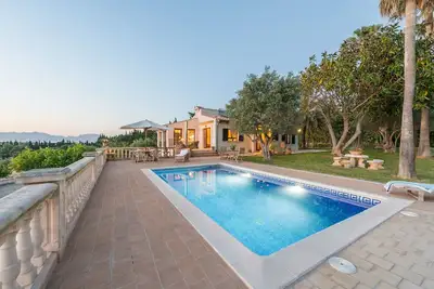 Image de Villa rustique avec piscine chauffée