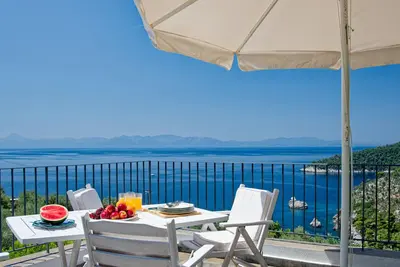 Image de Maison de campagne tout nouveau dans la cadre privé avec vue imprenable sur la mer Égée