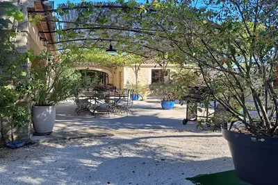 Image de Les Cassandrons maison de vacances au pied du luberon avec piscine chauffée