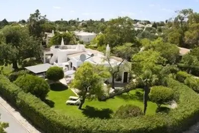 Image de Belle maison avec trois terrasses et un beau jardin