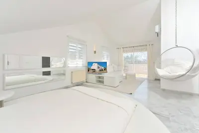 Image de Une villa contemporaine de style international rénovée en 2018.