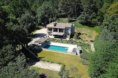 Image de Superbe villa de 230m2 climatisée, grand terrain, piscine privée clôturée. Pmr