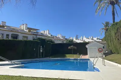 Image de 4 Chambre Maison avec piscine près de la ville, la plage et le parc - WiFi gratuit