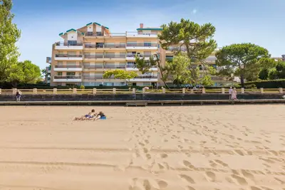 Image de appartement calme, les pieds dans l'eau
