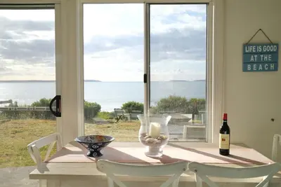 Image de Rare Absolute Beachfront Cottage - Vues sur la baie de Jervis