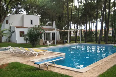 Image de Villa de luxe avec grand jardin et piscine, à côté du golf et près de la plage