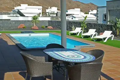 Image de Belle villa avec piscine privée, voir des vues, salle de jeux avec table de billard et barbecue