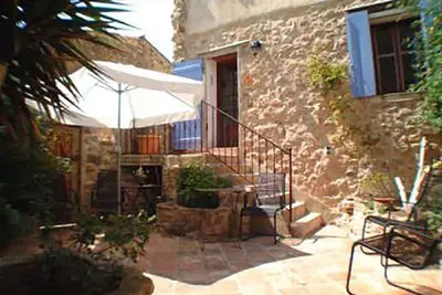 Image de Romantique maison de trois chambres dans le sud de la France nichée dans un village historique