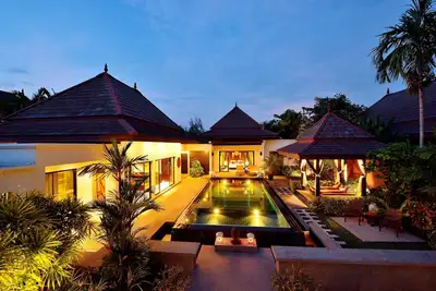 Image de A stylish Thai-Bali style pool villa set in lush tropical gardens.