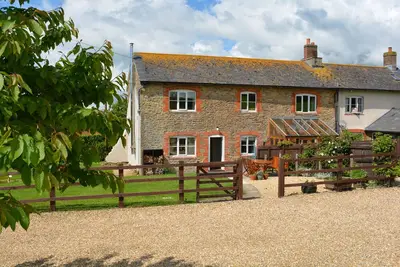 Image de Cottage traditionnel avec grand jardin clos à proximité de Bridport et des plages