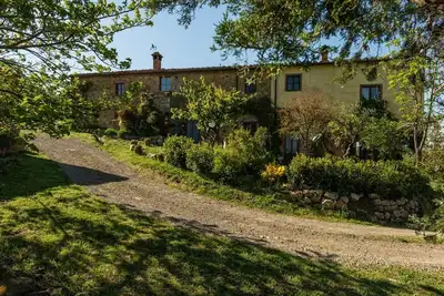 Image de Belle ferme avec vue panoramique sur les collines toscanes en face de Volterra