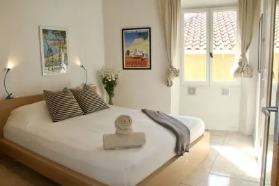 Image de Lumière et Airy 2 pièces à louer à la «vieille ville» de Cannes.