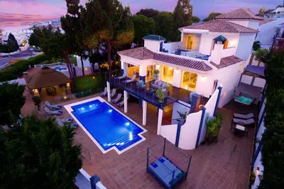 Luxueuse villa spa de 5 chambres / salles de bain avec vue imprenable sur la mer, à 5 minutes à pied de tout.