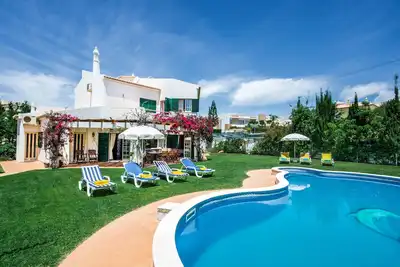 Image de Hideaway - Handsome villa with beautiful garden just a few meters to São Lourenço beach