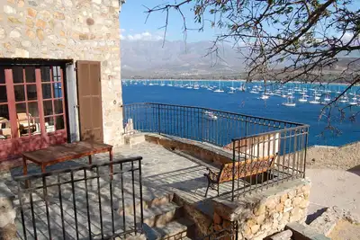 maison citadelle sur les remparts, vue  sur mer et montagne.
