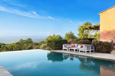 Image de Piscine Chauffee Et Securisee Avec Vue Panoramique Sur Roussillon Climatisation