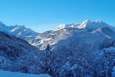 Les Roches : appartement dans un chalet tranquille avec jardin