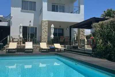 Villa individuelle de luxe avec très grande piscine privée, grand terrain et vue sur la mer