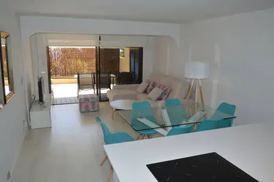 Image de Maison de ville avec piscine et solarium. Récemment rénové