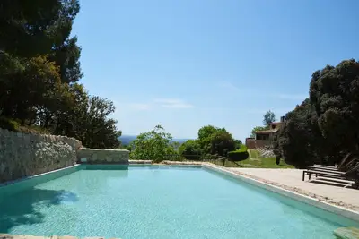 Image de Une maison de vacances authentique et de haute qualité avec piscine naturelle