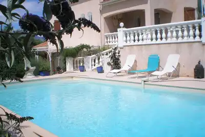 Image de appartement dans résidence Maison avec jardin et piscine