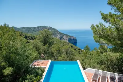 Image de Superbe villa moderne avec une vue spectaculaire depuis la colline