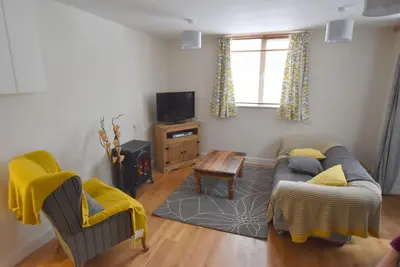 Image de Annexe de 2 chambres récemment rénovée avec salon et cuisine à aire ouverte.