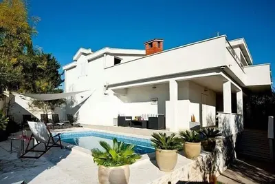 Image de Villa avec piscine privée et vue sur la mer.