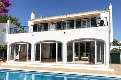 Image de Maison familiale, piscine chauffée, vue sur le port, courte promenade jusqu'au port, boutiques, bars / restes.