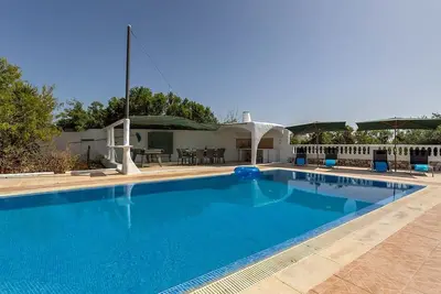 Image de Villa traditionnelle de 5 chambres à distance de marche de Carvoeiro