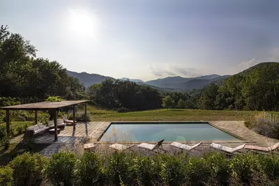 Ferme toscane classique avec grande piscine dans les collines près de Lucques, pour 14 personnes