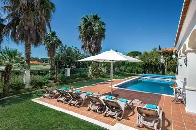 Image de Merveilleusement élégant et luxueux Villa, piscine chauffée, jardins, Architecte d'intérieur