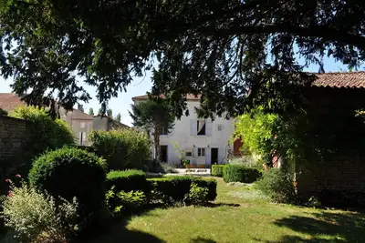 Image de Superbe grande propriété de caractère dans un village historique.